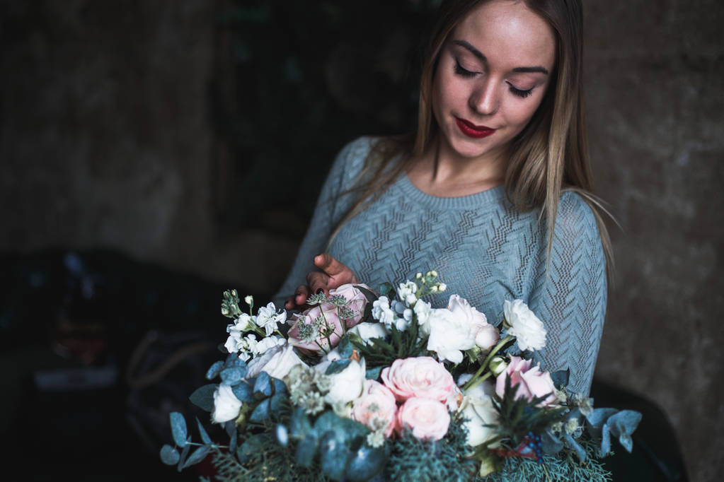 Ανθοπωλείο στο χώρο εργασίας: όμορφη νεαρή ξανθιά γυναίκα κατέχει μόδα σύγχρονες Ανθοδετικές διαφορετικά λουλούδια - Φωτογραφία, εικόνα