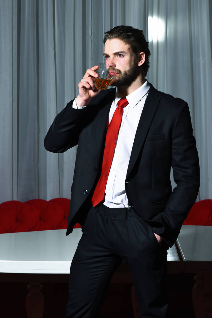 barbudo, hombre de negocios con vaso de whisky - Foto, Imagen