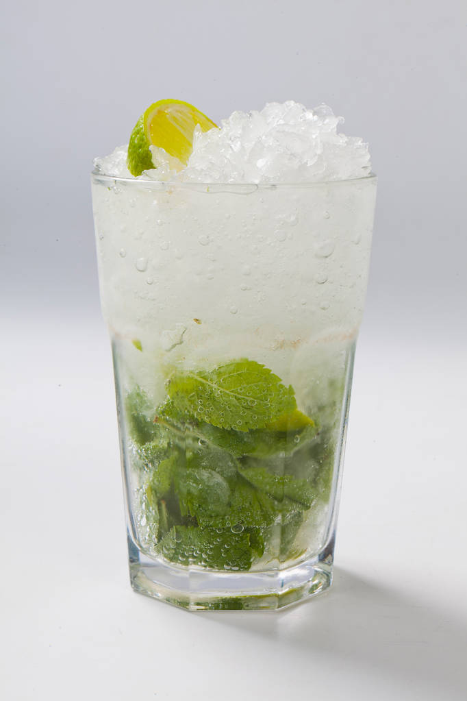 Cocktail mojito davanti a sfondo bianco
 - Foto, immagini
