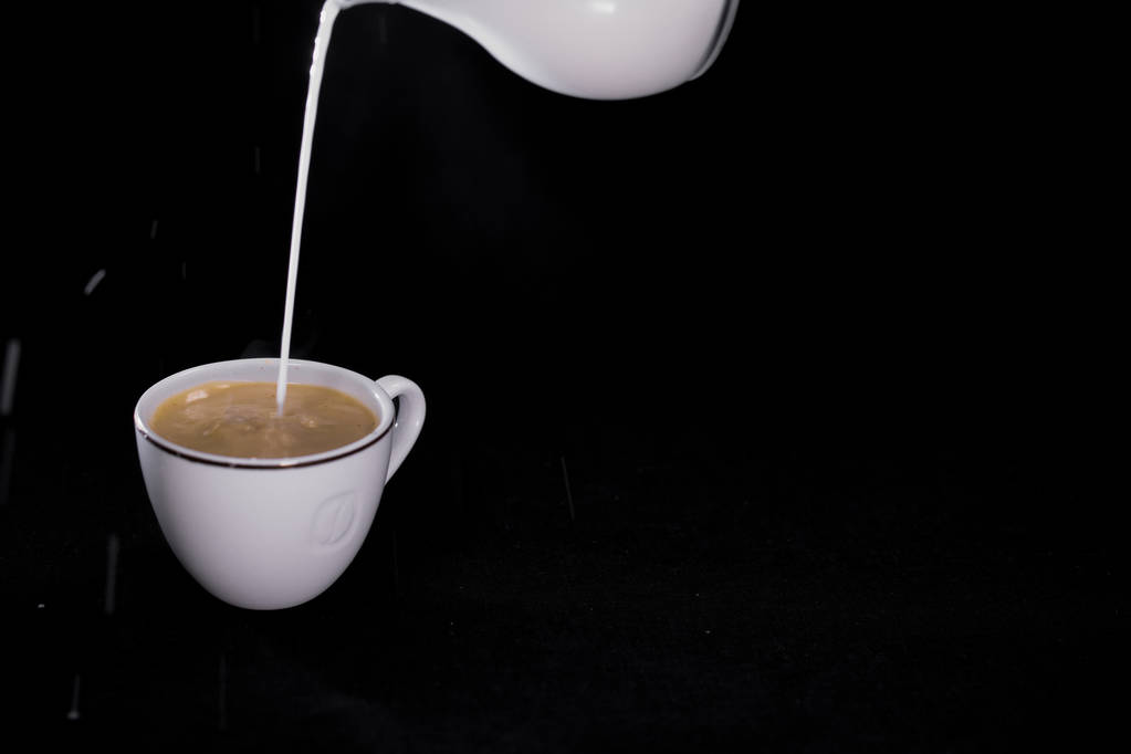 leite derramado em uma xícara de café
 - Foto, Imagem