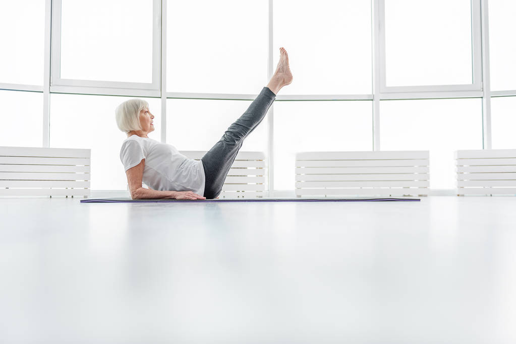 Zdravá stará dáma cvičení na podložce - Fotografie, Obrázek