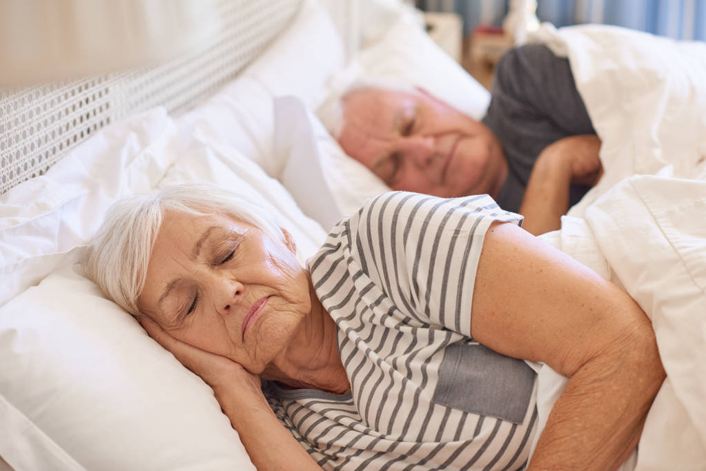 Donna anziana che dorme profondamente
 - Foto, immagini