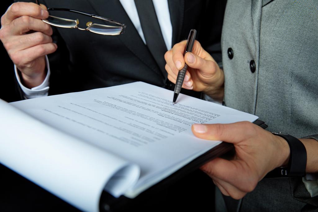 Geschäftsleute unterzeichnen Papiere  - Foto, Bild