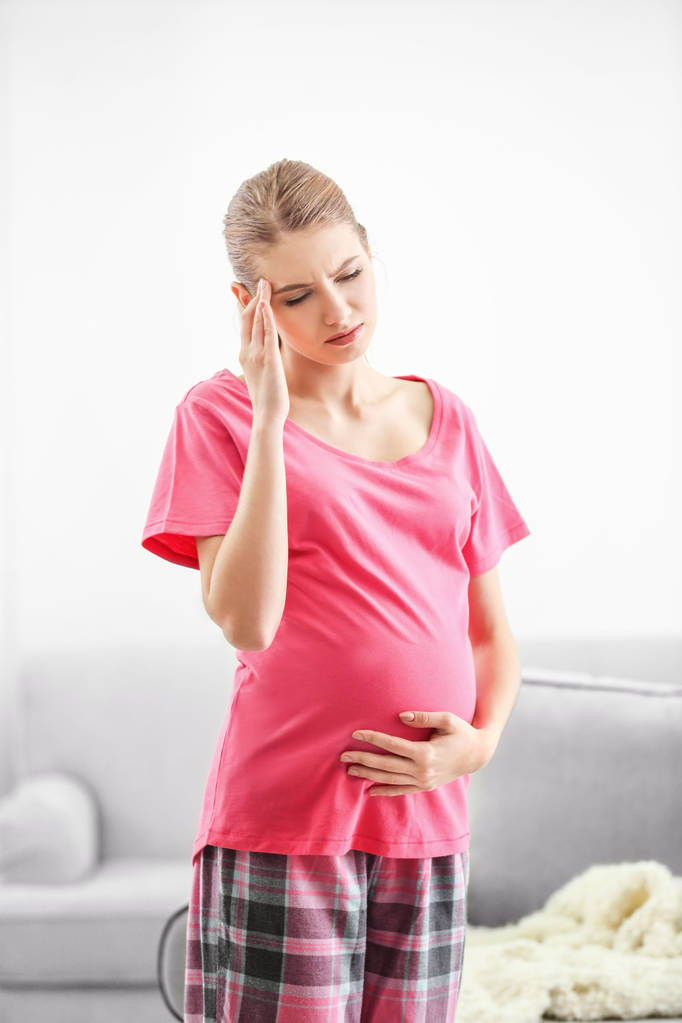 Schwangere leidet zu Hause unter Kopfschmerzen - Foto, Bild