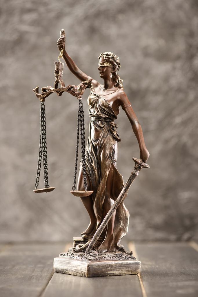 Estatua de la señora Justicia
  - Foto, Imagen