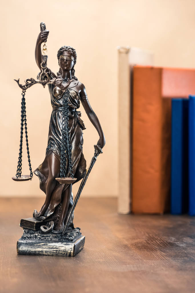 Statue de dame Justice
  - Photo, image