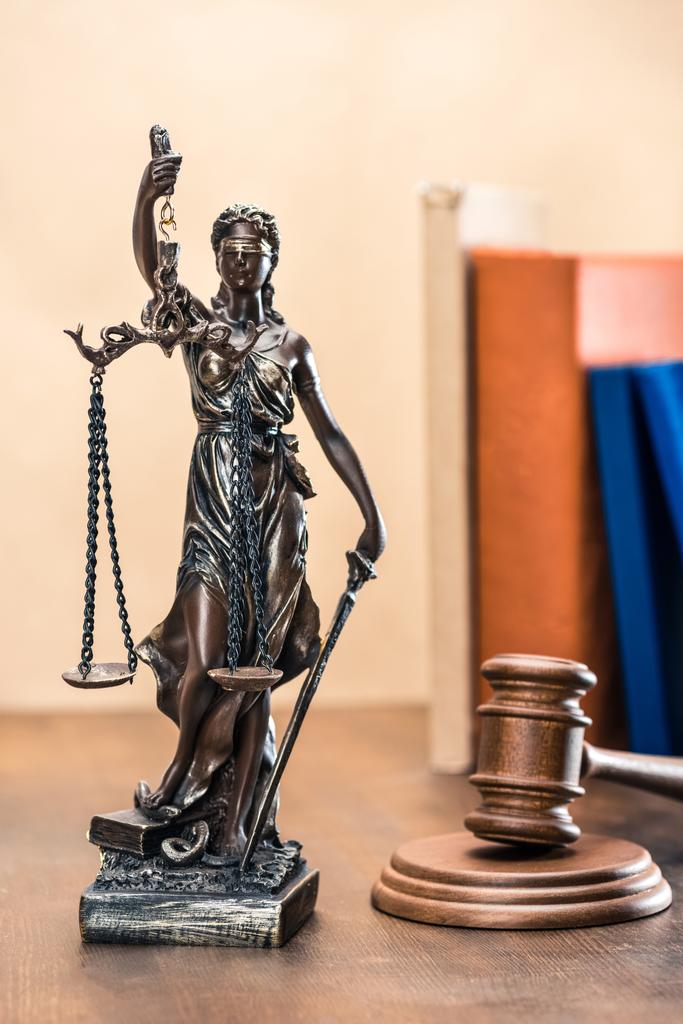 Статуя леди-правосудия и молотка
  - Фото, изображение