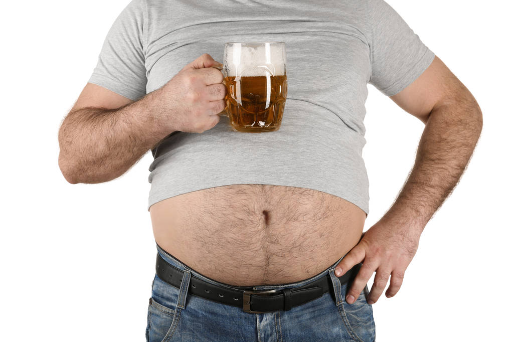 Hombre con gran barriga sosteniendo un vaso de cerveza
  - Foto, imagen