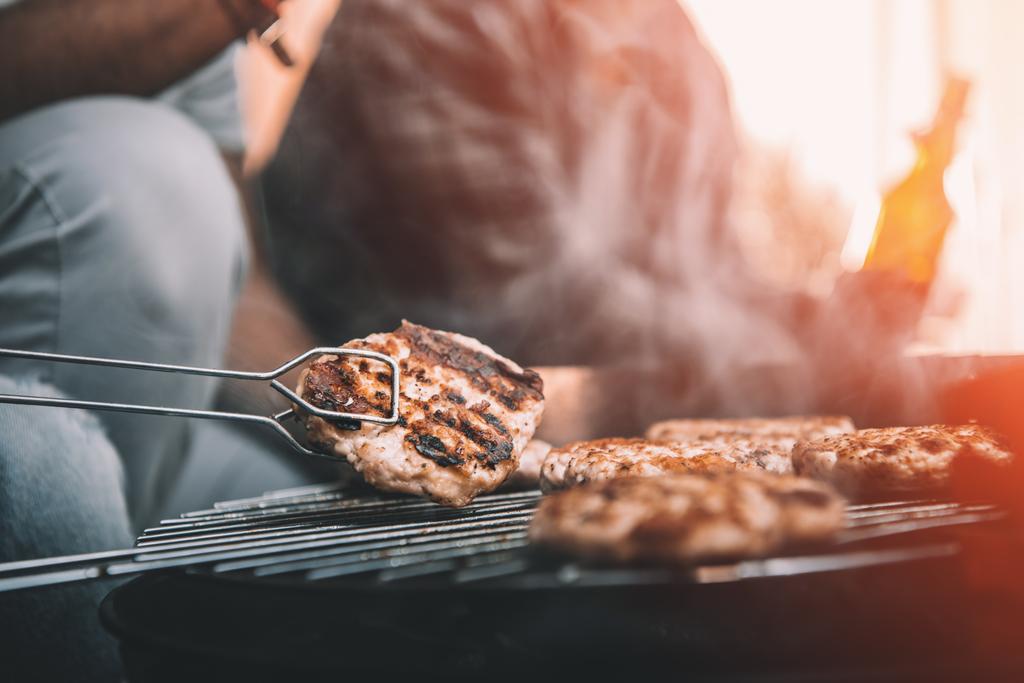 Vlees bereiden op grill  - Foto, afbeelding