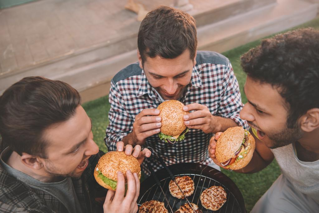 Hamburger yeme erkekler  - Fotoğraf, Görsel