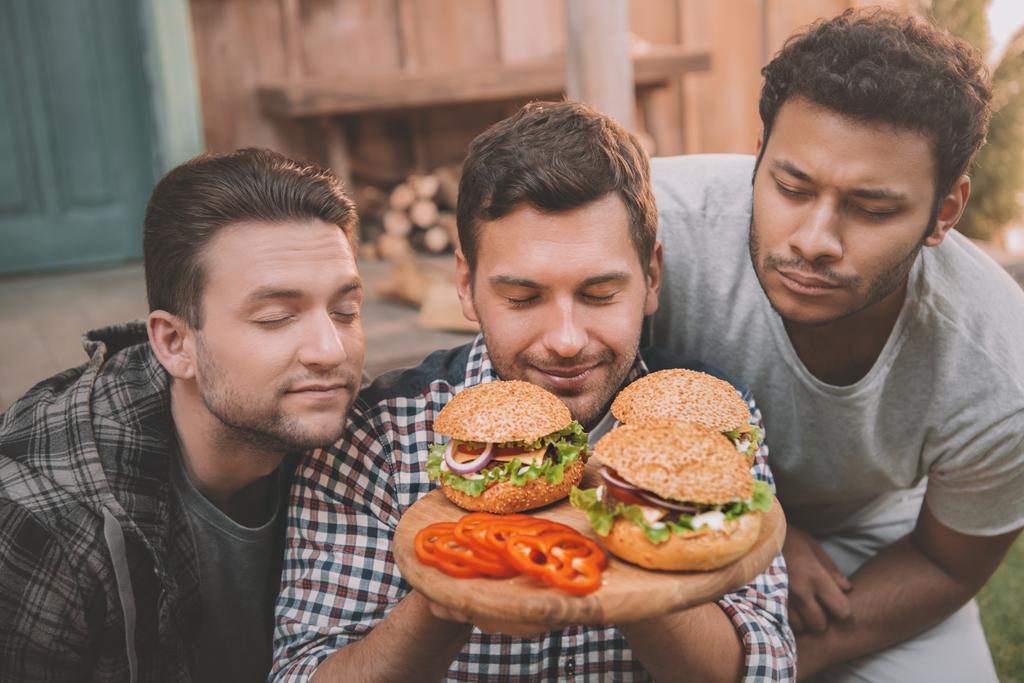Hombres comiendo hamburguesas
  - Foto, imagen