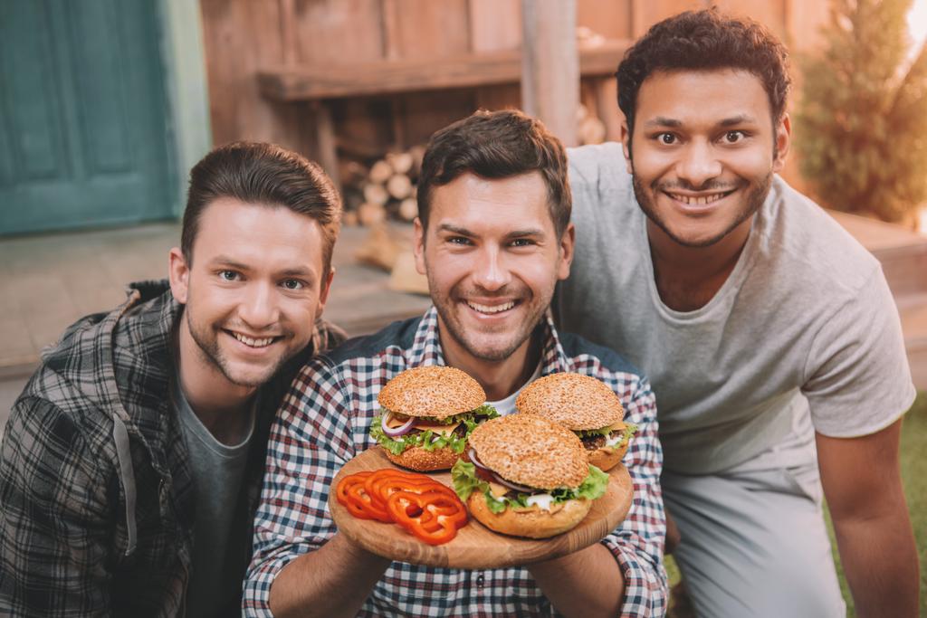 Hombres comiendo hamburguesas
  - Foto, imagen