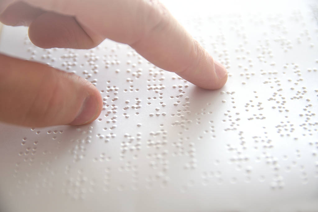 Ruka nevidomé osoby čtení Braillova písma textu dotýkají reliéf. Kopie prázdný prostor - Fotografie, Obrázek