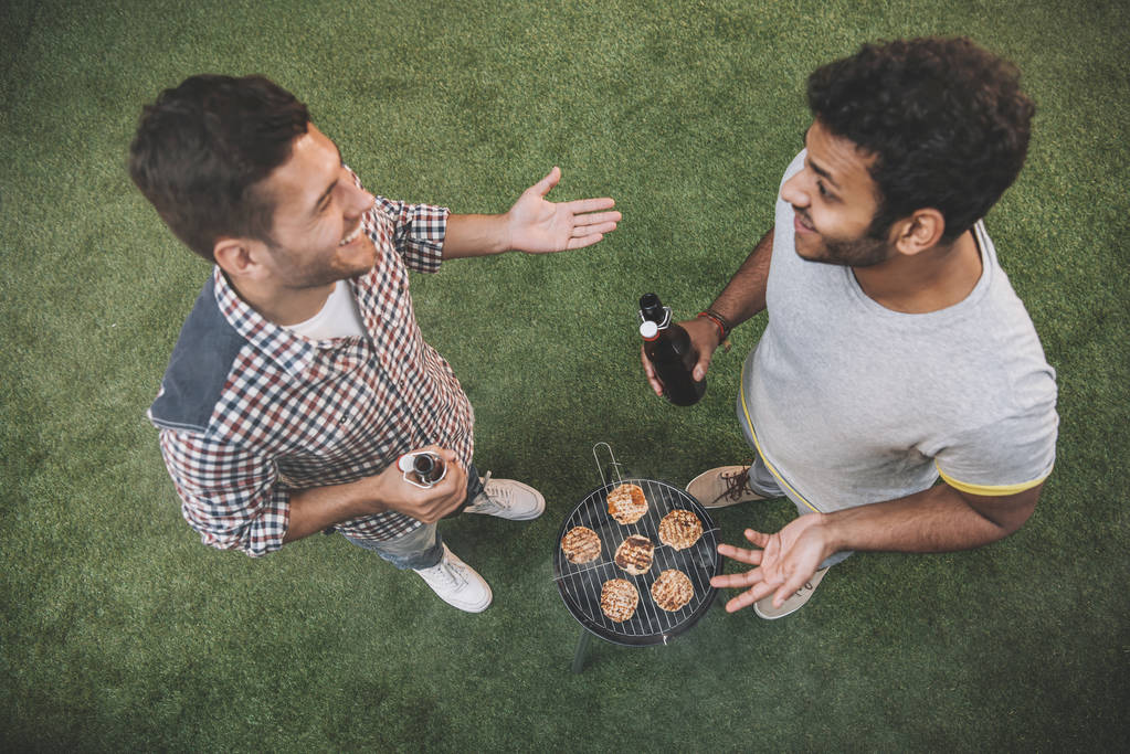 Amici bere birra e fare barbecue
  - Foto, immagini