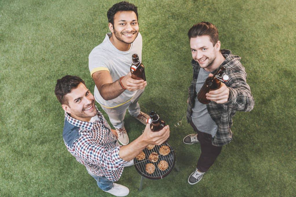 Amigos bebendo cerveja e fazendo churrasco
  - Foto, Imagem