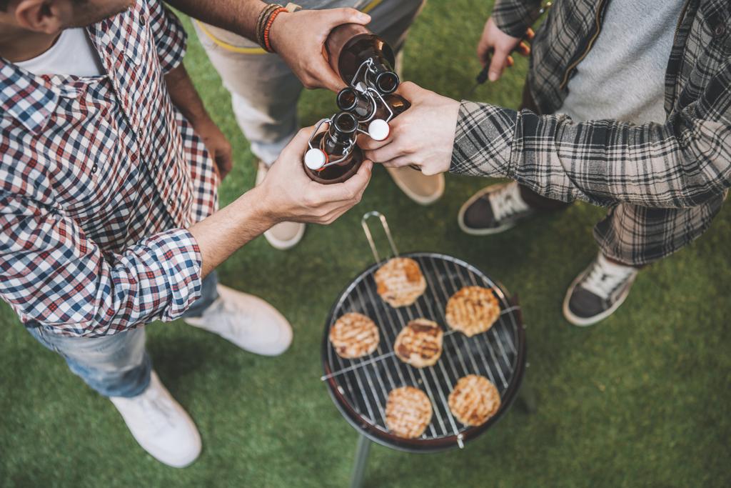 Друзья пьют пиво и готовят барбекю
  - Фото, изображение