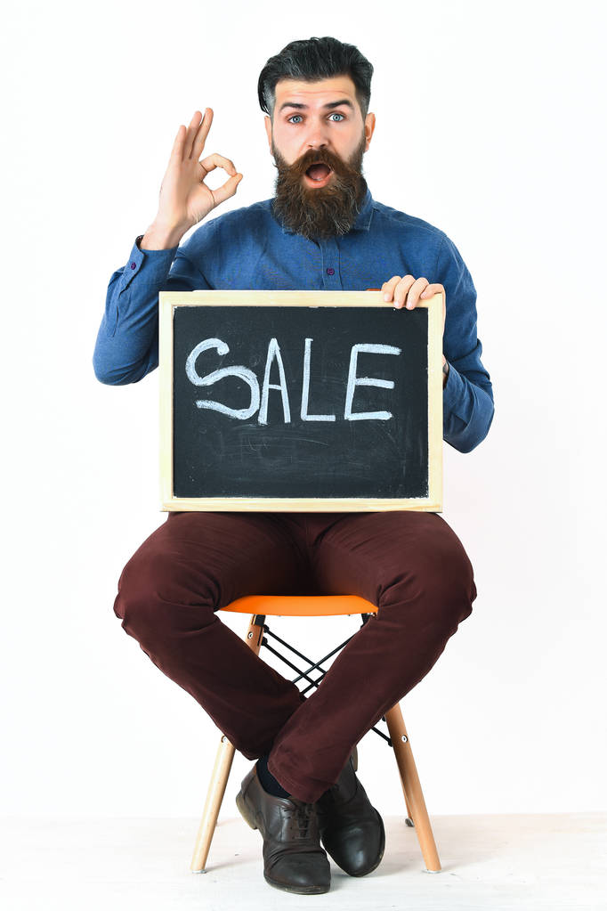 Baard man, brutale blanke hipster met snor bedrijf verkoop inscriptie - Foto, afbeelding