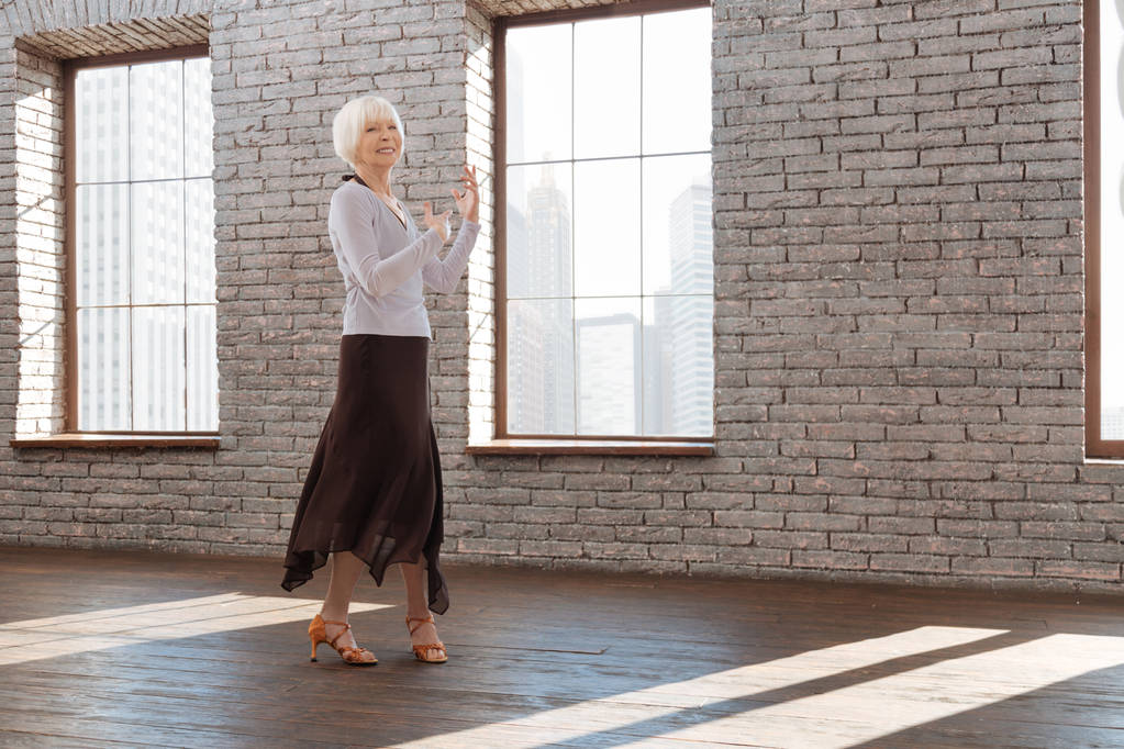 Εμπνευσμένη γυναίκα ανώτερος κυκλωτικά στο μάθημα χορού το - Φωτογραφία, εικόνα