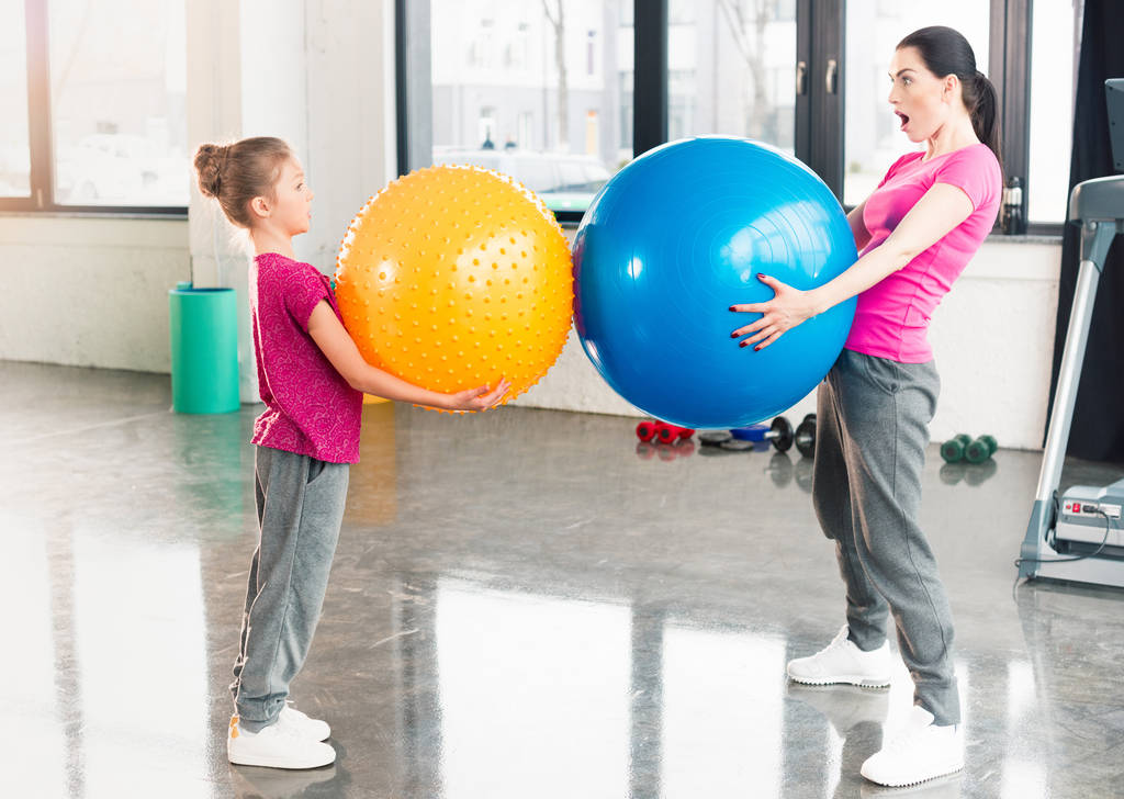 madre e figlia con palline fitness
  - Foto, immagini