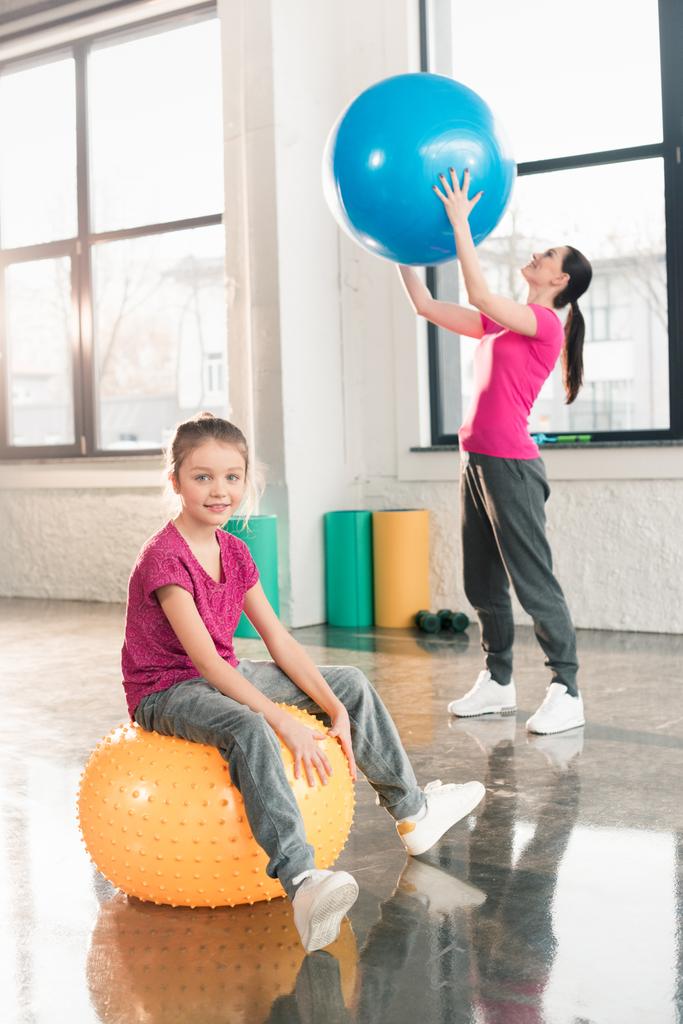 madre e hija con pelotas de fitness
  - Foto, Imagen