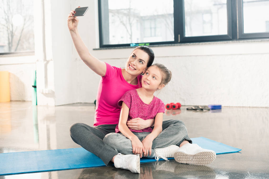 Mãe e filha tomando Selfie  - Foto, Imagem