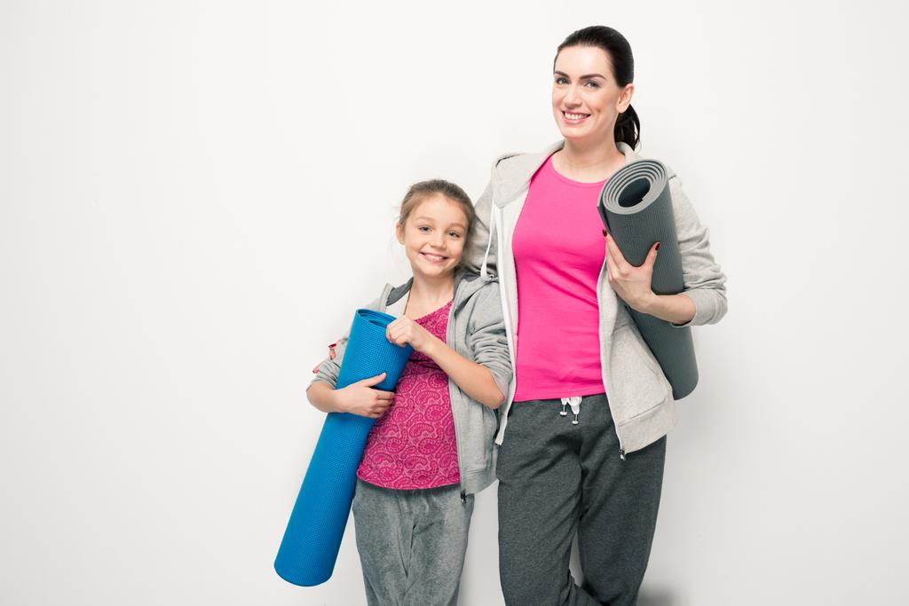 Madre e hija con colchonetas de yoga
  - Foto, Imagen