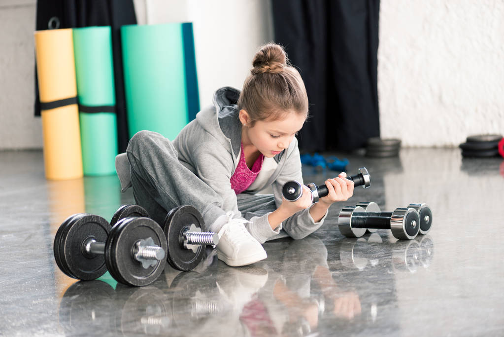 Chica haciendo ejercicio con pesas  - Foto, Imagen