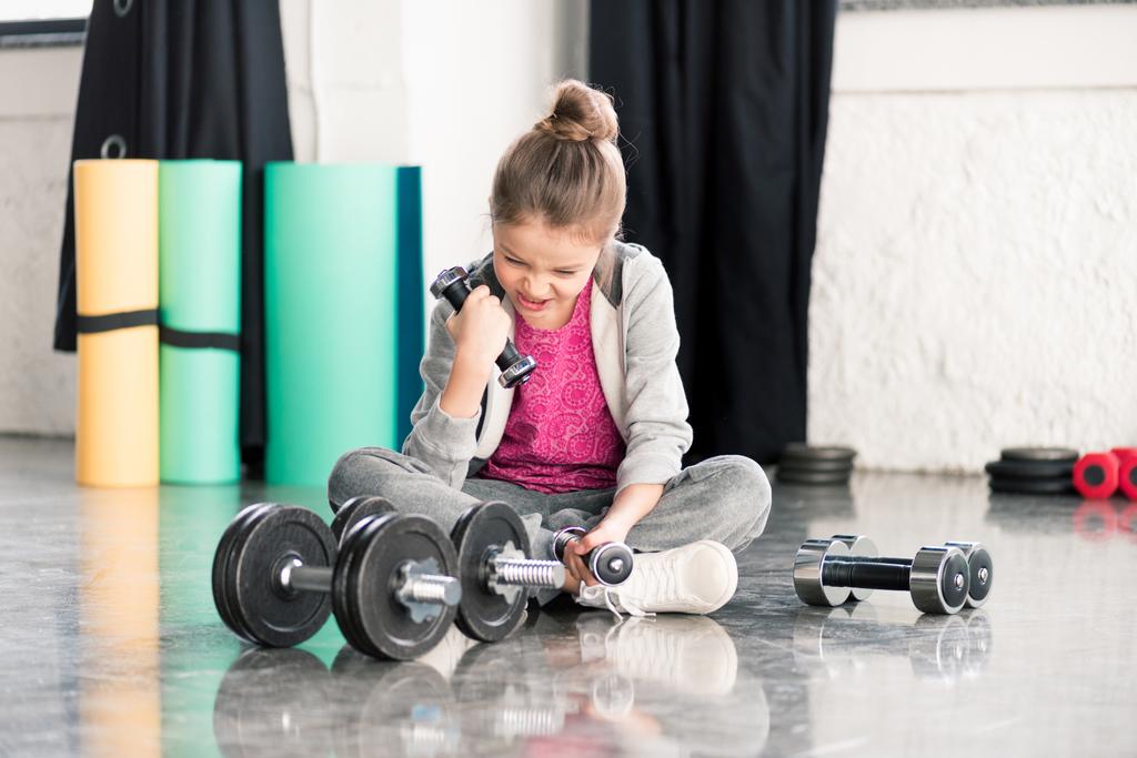 Chica haciendo ejercicio con pesas  - Foto, Imagen