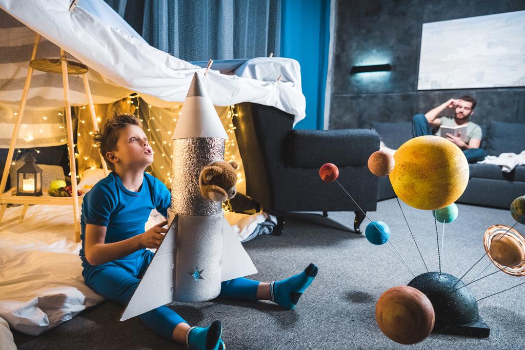 çocuk oyuncak roket ile oynamak  - Fotoğraf, Görsel