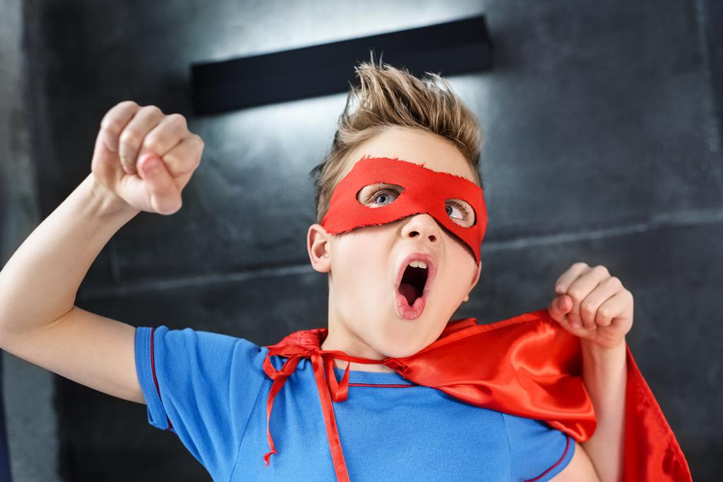 Хлопчик в костюмі супергероя
 - Фото, зображення