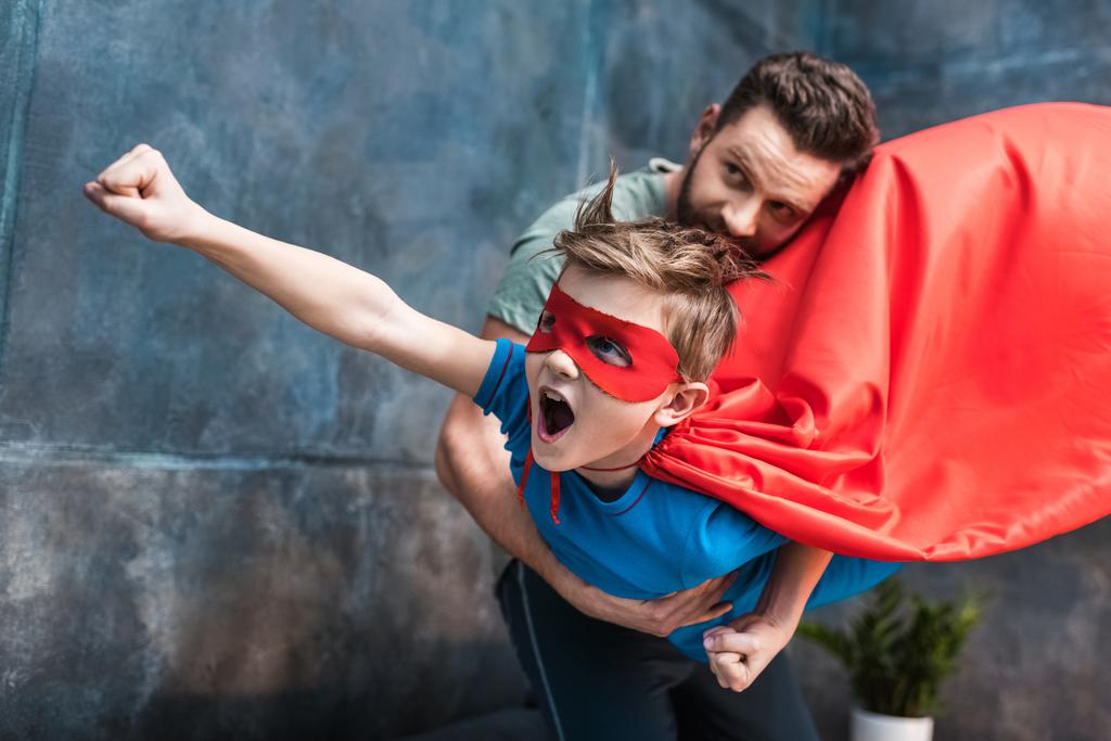 збуджений хлопчик в костюмі супергероя
 - Фото, зображення