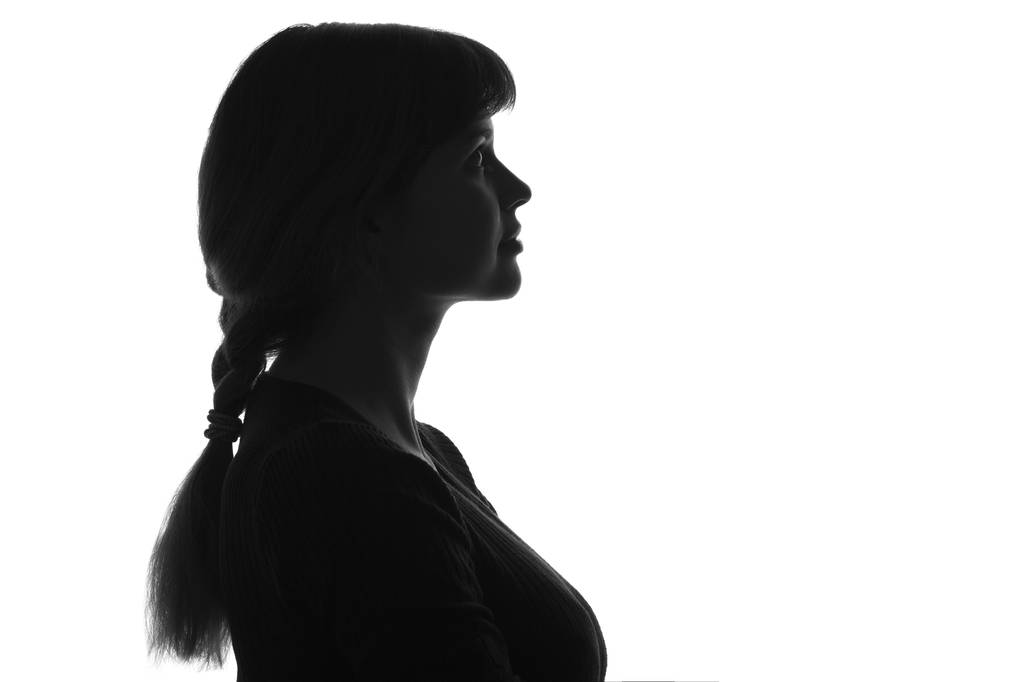 Profil portré házon kívül egy fiatal nő keresi fel - Fotó, kép