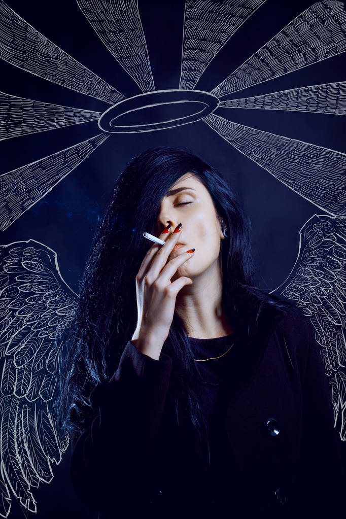 Падший ангел с сигаретой
 - Фото, изображение