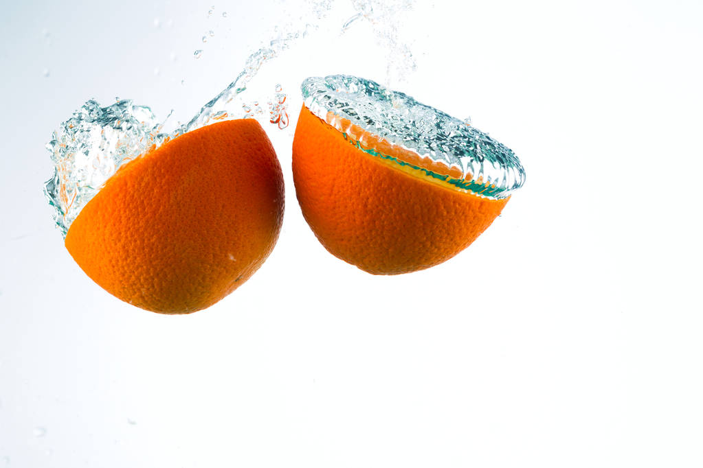 Orange w strumieniach wody na białym tle - Zdjęcie, obraz