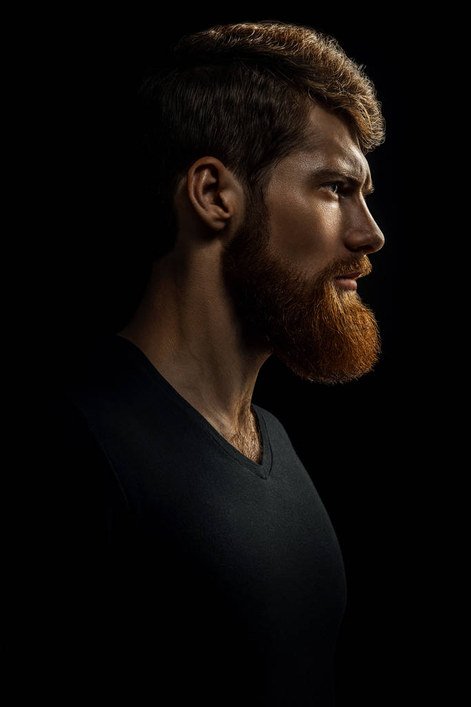 Портрет молодого красивого бородатого чоловіка з нетерпінням чекає
 - Фото, зображення