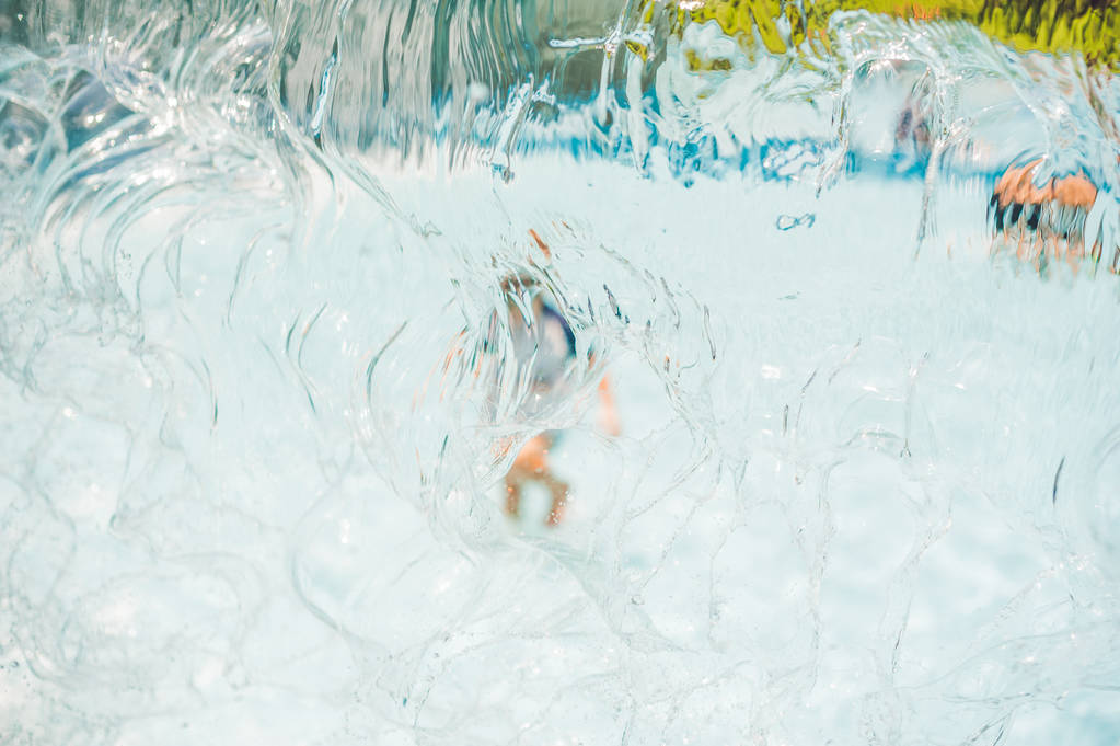Мальчик играет в бассейне
  - Фото, изображение