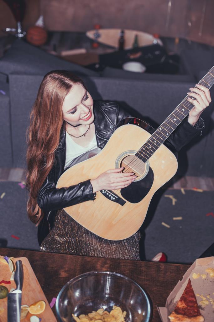 vrouw die gitaar speelt  - Foto, afbeelding