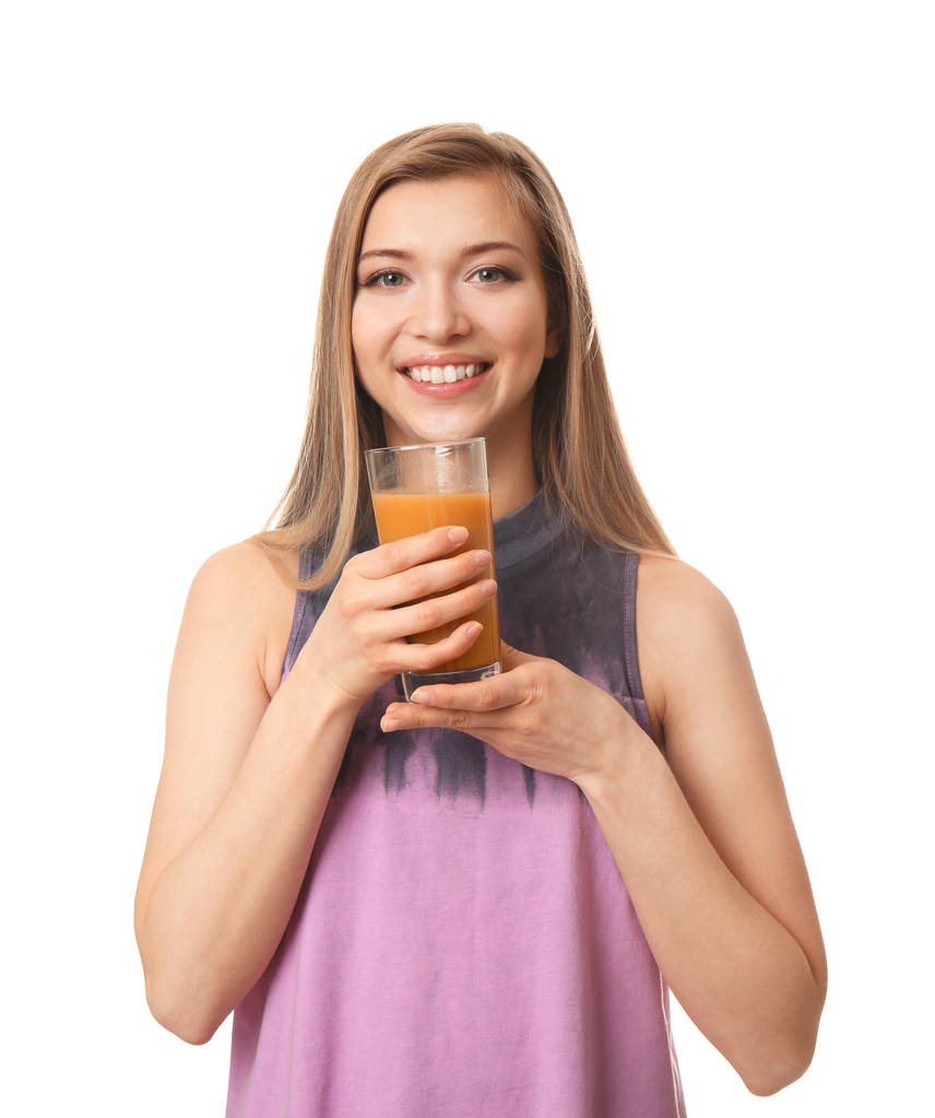 Mooie jonge vrouw met glas vers sap op witte achtergrond - Foto, afbeelding