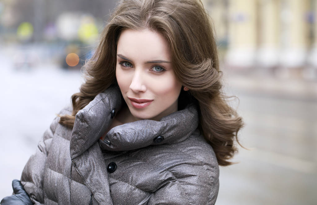 Retrato de uma jovem morena elegante em uma jaqueta cinza
  - Foto, Imagem