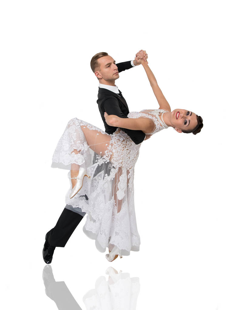 бальзам танцювальна пара в позі танець ізольовані на білому бакалаврському майданчику
 - Фото, зображення