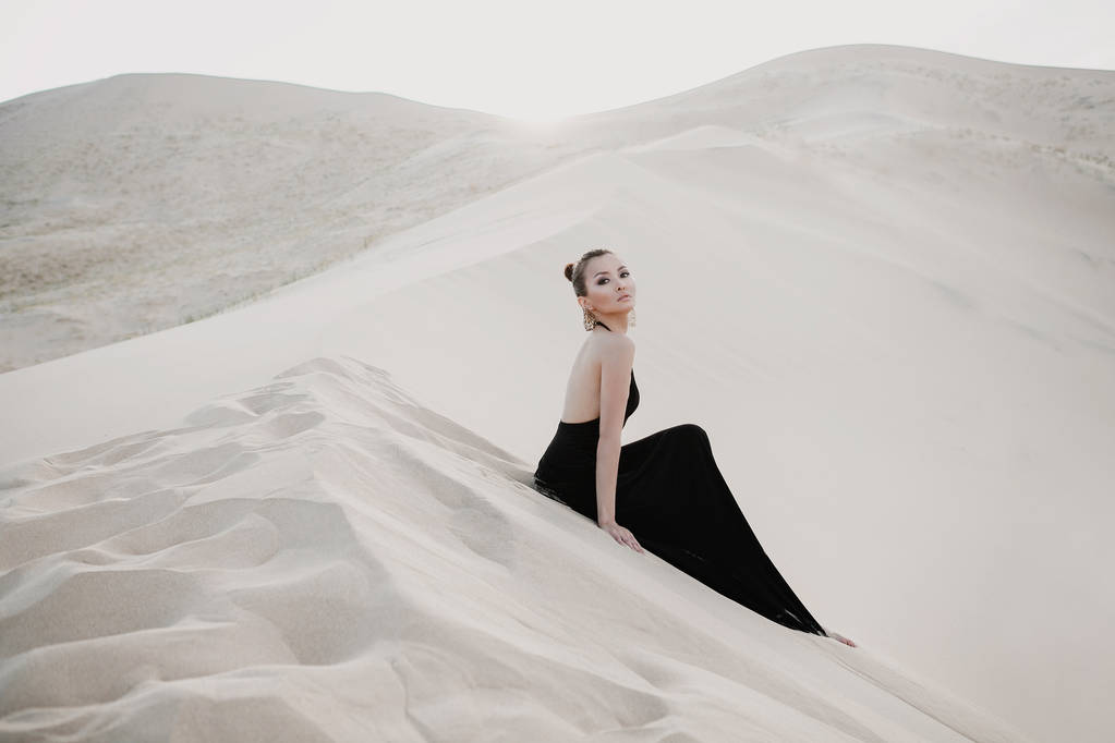 Moda sessão de fotos de bela mulher asiática sexy no deserto
 - Foto, Imagem