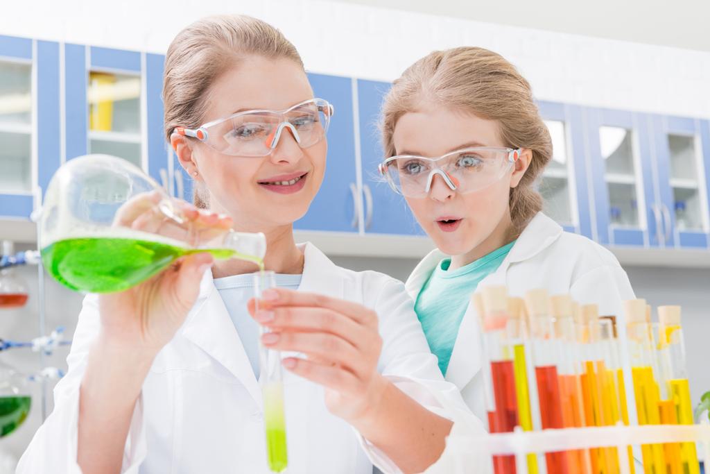 scientifique et fille avec des tubes
 - Photo, image