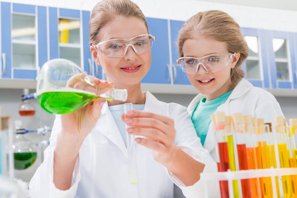επιστήμονας και το κορίτσι με σωλήνες - Φωτογραφία, εικόνα