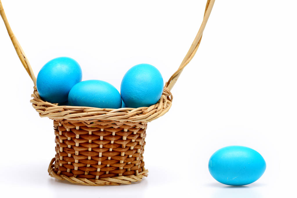 traditionelle Eier in blauer Farbe in Flasche oder Korb bemalt - Foto, Bild