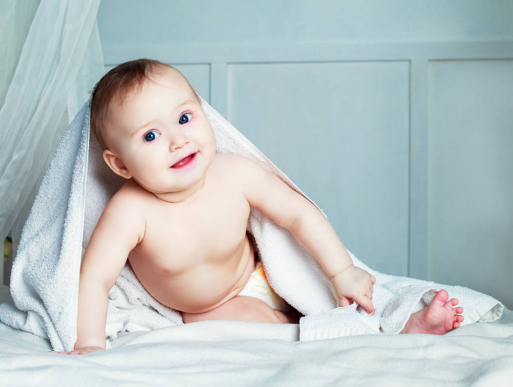 Bebé con una toalla
 - Foto, Imagen