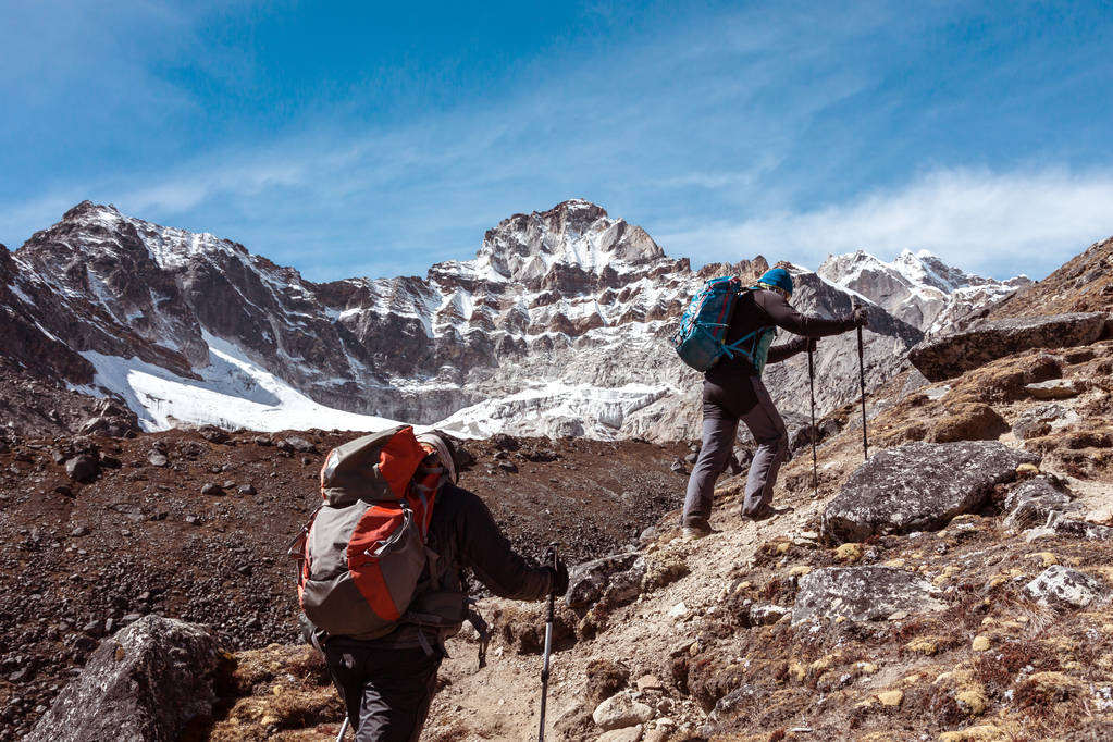 Kayalık patika üzerinde yürürken dağcı ekibi  - Fotoğraf, Görsel