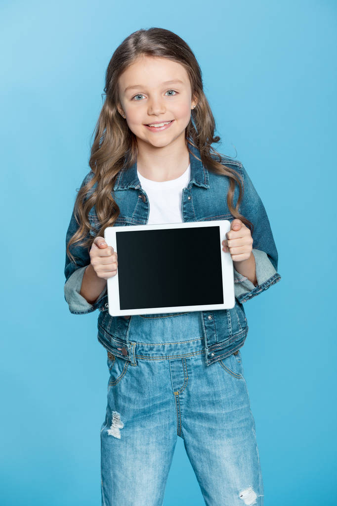 Дівчина тримає цифровий планшет
  - Фото, зображення