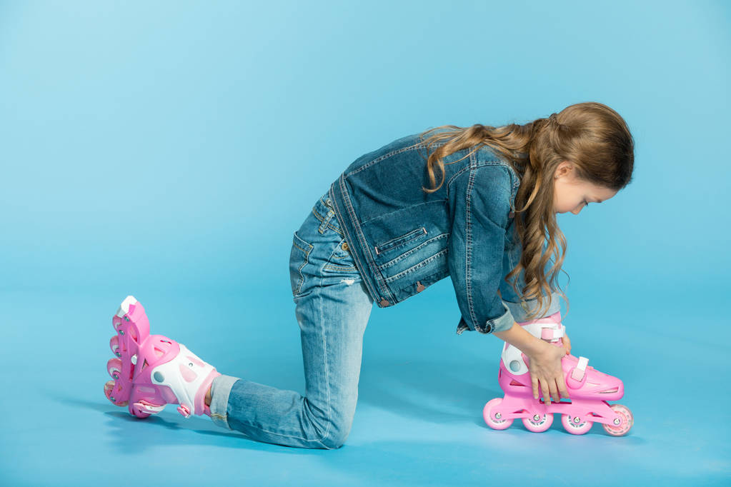 niña en patines de color rosa
 - Foto, Imagen