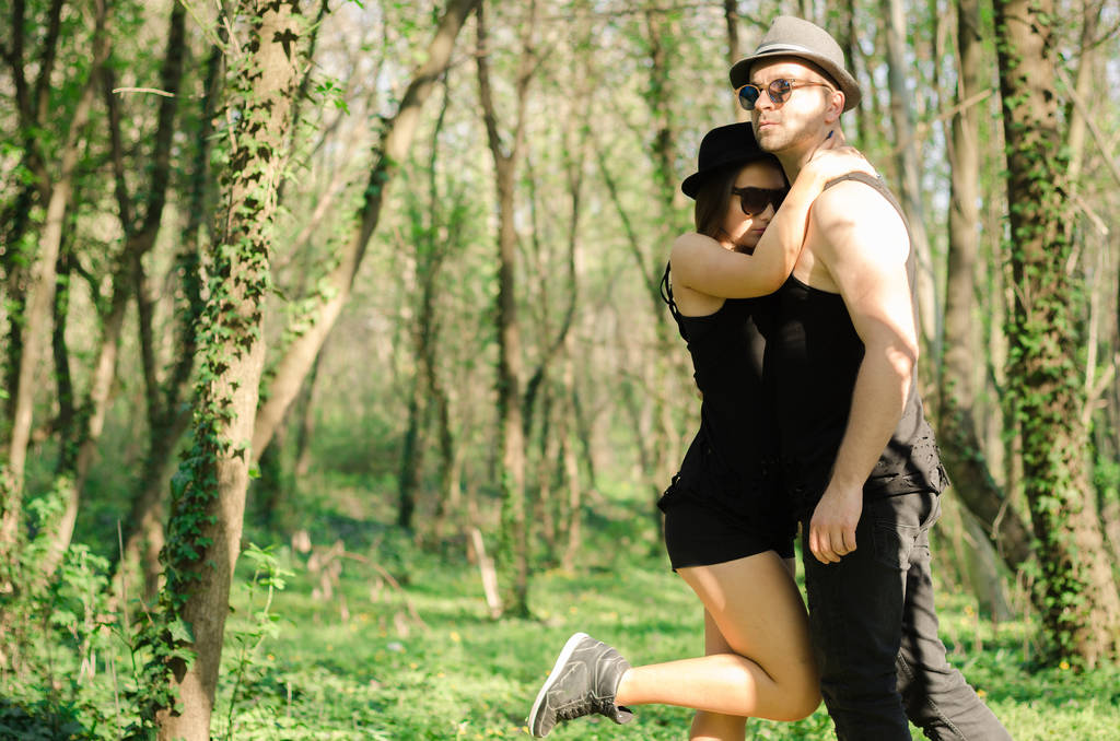 少年と少女が森でポーズ - 写真・画像
