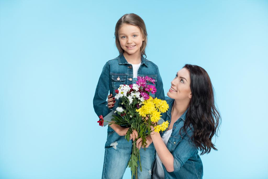 matka a dcera drží květiny - Fotografie, Obrázek
